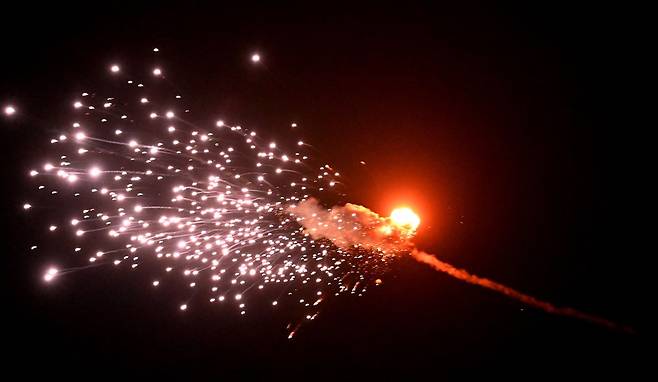 러시아군이 28일(현지시간) 이란산 드론 59대로 키이우를 공습한 가운데 그중 한 기가 격추되고 있다. AFP 연합뉴스