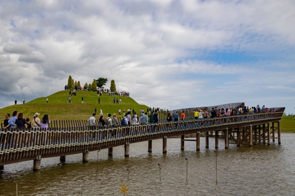 관람객들이 국가정원안에 위치한 호수정원을 따라 걷고 있다.