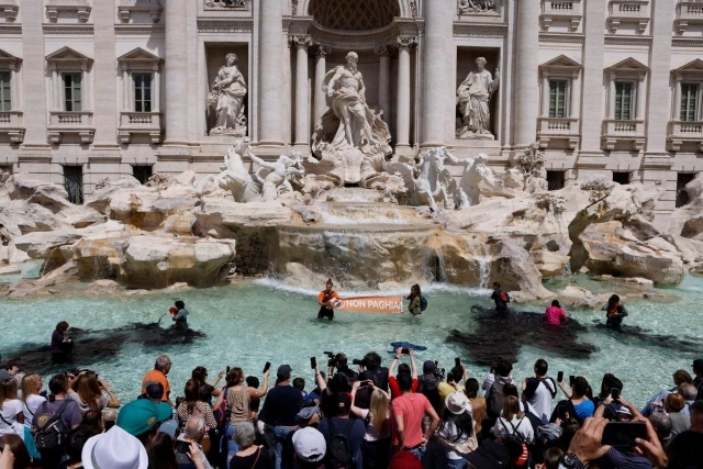 울티마 제네라치오네 기후 활동가들이 지난 21일(현지시간) 이탈리아 로마의 유명 관광지 트레비 분수에 식물성 먹물을 뿌린 뒤 화석연료에 공적 보조금 지급을 중단하라고 요구하는 시위를 벌이고 있다. AFP 연합뉴스
