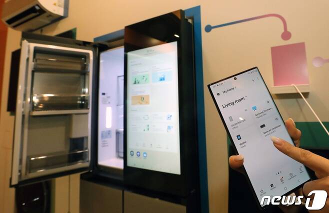냉장고를 연결된 스마트폰으로 제어하고 있다.  2023.1.4/뉴스1 ⓒ News1 임세영 기자