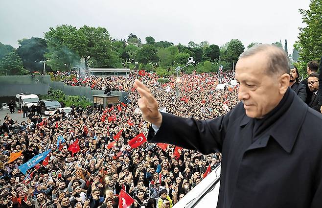 지지자들에 손 흔드는 에르도안 - 28일(현지 시각) 튀르키예 대선 결선 투표에서 승리한 레제프 타이이프 에르도안(69) 대통령이 이스탄불 자택 앞에 모인 지지자들에게 손을 흔들고 있다. 에르도안 대통령은 결선 투표까지 가는 치열한 접전 끝에 52.1%의 표를 얻어 대통령 3선에 성공했다. /UPI 연합뉴스