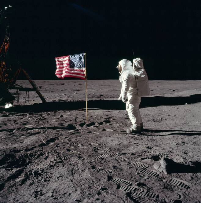 1969년 7월 20일 인류 최초로 달에 착륙한 미국 아폴로 11호 우주비행사 버즈 올드린이 미국 국기인 성조기(星條旗)에 경례하고 있다./NASA.