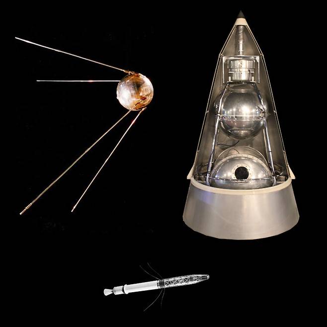 그림 1. 세계 최초의 인공위성인 소련의 스푸트니크 1호 (왼쪽 위), 두번째 인공위성 스푸트니크 2호(오른쪽 위), 그리고 미국의 첫 인공위성 익스플로러 1호 (아래). 복제품 사진의 크기를 실제 발사된 인공위성의 크기 비율에 맞춰 재조정했다. 1957년 10월4일에 발사한 스푸트니크 1호의 질량은 83.6kg, 1957년 11월 6일에 발사한 스푸트니크 2호의 질량은 508.3kg, 1958년 2월1일에 발사한 익스플로러 1호의 질량은 14kg이다. 위키미디어 코먼스