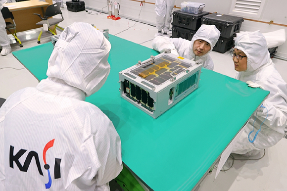 한국천문연구원 연구원들이 누리호 발사 전 나로우주센터 위성보관동에 입고된 도요샛 위성에 대한 최종 점검 작업을 하고 있다. [사진=항우연]