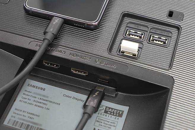 스마트TV 입력 단자에 C형 단자가 있으면, C형-C형 케이블로 스마트폰 화면을 TV로 출력할 수 있습니다. C형-C형 케이블은 스마트폰에 기본 제공되는 제품을 사용하는 것이 좋습니다 / 출처=IT동아