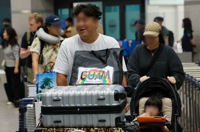 29일 오후 인천국제공항 제1여객터미널을 통해 활짝 웃으며 들어오는 괌 관광객들. 연합뉴스