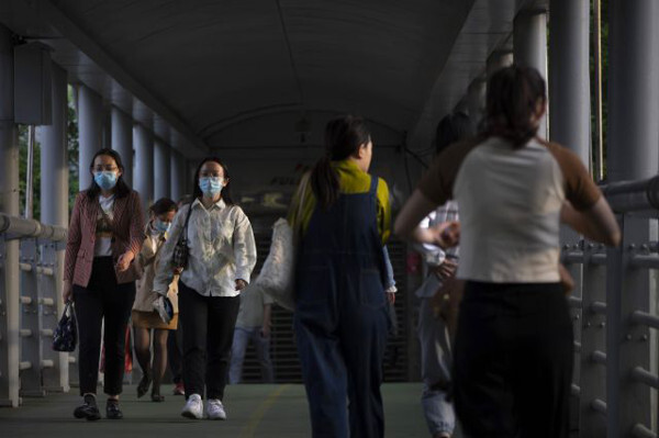 지난 10일 중국 베이징에서 시민들이 마스크를 쓰고 출퇴근하는 모습. AP연합뉴스
