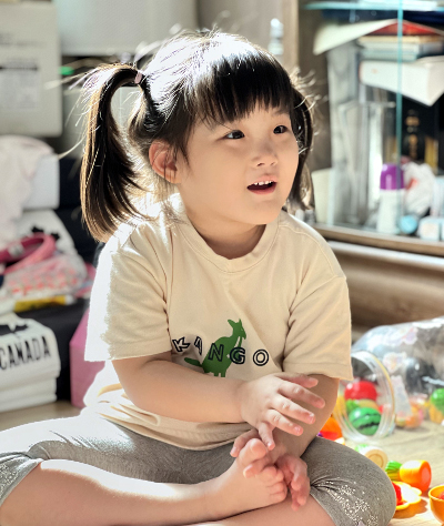 자폐성 장애를 갖고 있는 우주가 지난 25일 서울 강동구 자택에서 장난감을 가지고 놀고 있다. 밀알복지재단 제공