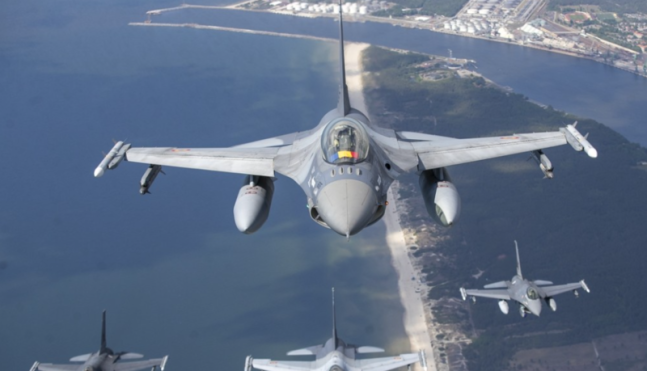 지난 22일(현지시간) 북대서양조약기구(NATO)의 발트해 영공 감시 임무에 참여한 루마니아 공군 소속 F-16 전투기(앞)와 포르투갈 공군 소속 F-16 전투기(뒤)가 리투아니아 영공을 비행하고 있다. [사진 출처 = 연합뉴스]