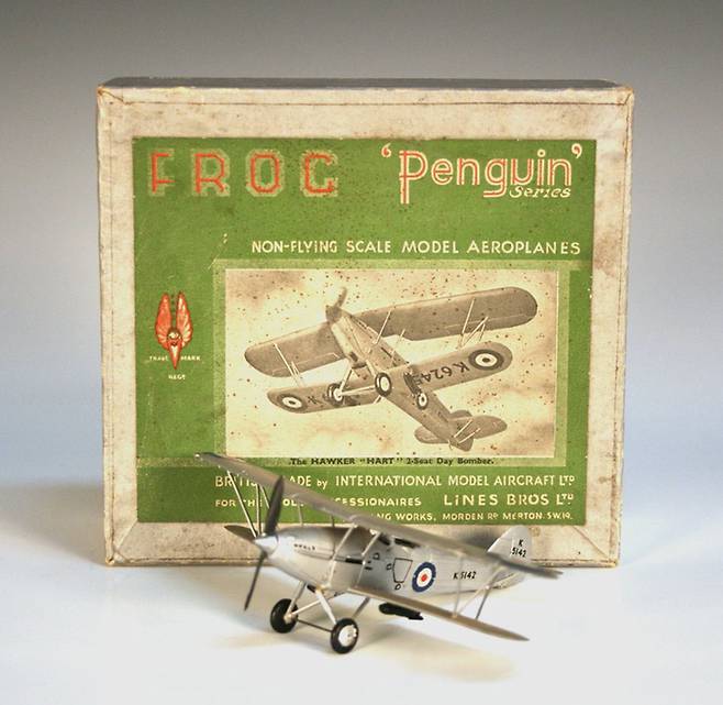 영국의 IMA사의 ‘Frog’라는 모형 브랜드에서 출시한 “Penguin” 시리즈
(사진 출처 : Wikipedia)