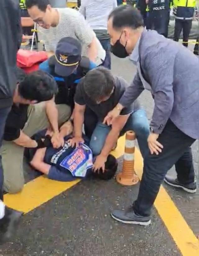 ▲30일 한국노총에 따르면 김만재 금속노련 위원장이 전남 광양시 광양제철소 앞에 설치된 포스코 하청노동자 농성장을 진압하려던 경찰에 항의하다 다수의 경찰관에 의해 무력으로 진압돼 광양경찰서로 연행됐다. ⓒ한국노총 제공