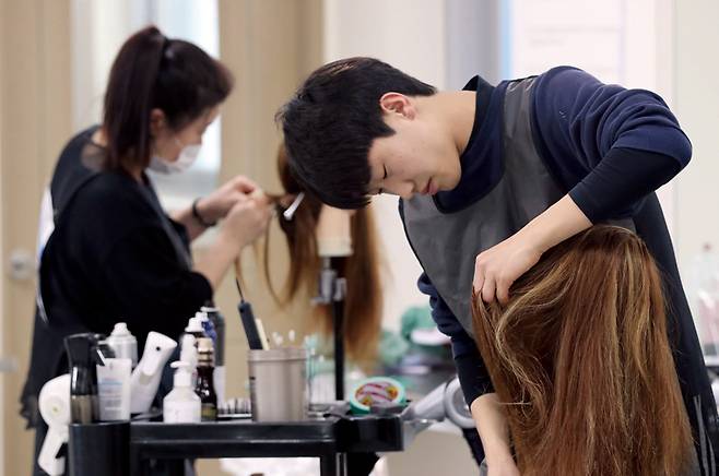 헤어디자이너를 비롯해 헬스트레이너, 학원강사 등 프리랜서의 퇴직금 이슈는 빈번하게 일어난다. ⓒ연합뉴스
