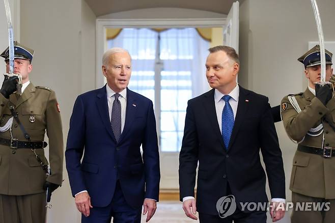 폴란드 방문한 조 바이든 미국 대통령 (바르샤바 EPA=연합뉴스) 조 바이든 미국 대통령(왼쪽에서 두 번째)이 지난 2월 21일(현지시간) 폴란드 바르샤바 대통령궁에서 안제이 두다 대통령(오른쪽에서 두 번째)을 만난 모습. 2023.02.22 ddy04002@yna.co.kr