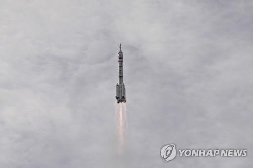 우주로 날아가는 중국 유인우주선 선저우 16호 (베이징 AP=연합뉴스)