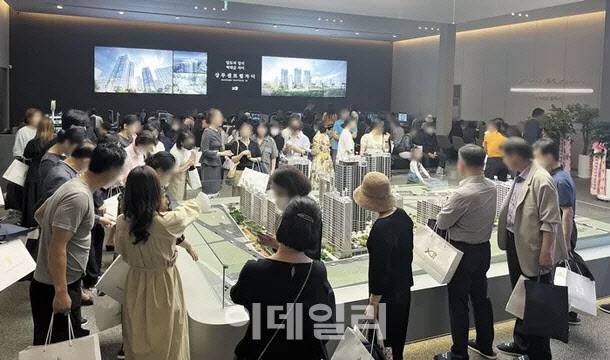 지난 26일 문을 연 ‘상무센트럴자이’ 모델하우스 모습. 방문객이 몰리면서 분주한 모습이다.(사진=GS건설)
