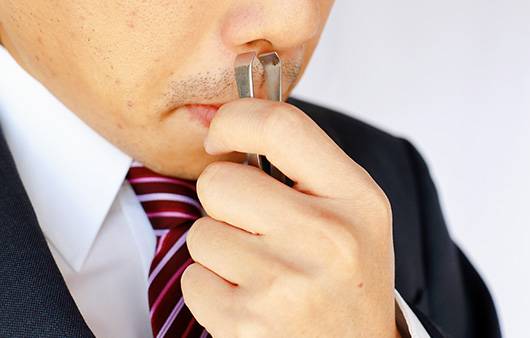 족집게 등으로 자가 제모를 하면 피부 건강에 악영향을 끼친다|출처: 게티이미지뱅크