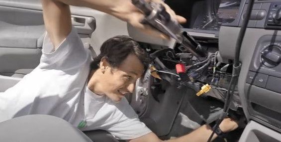 한 미국인이 기아 차량을 훔치는 과정을 찍어 소셜미디어에 공유한 동영상 캡처. / 유튜브