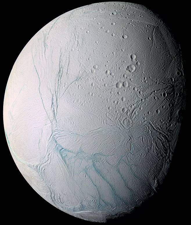 카시니호가 촬영한 토성 위성 엔켈라두스. 얼음으로 덮힌 지각 아래에 생명체가 탄생할 수 있는 바다가 있다./NASA