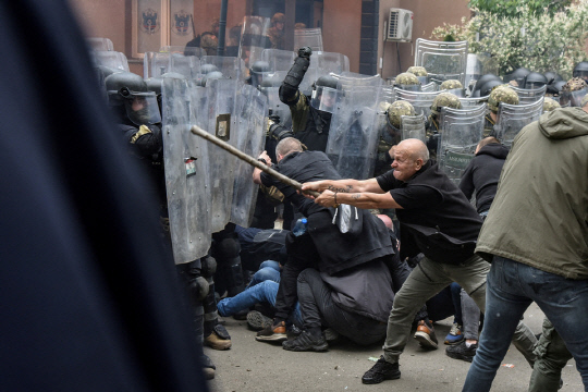 코소보 즈베찬 시청사 입구에서 세르비아계 주민들이 격렬한 시위를 벌이고 있습니다. 로이터 연합뉴스