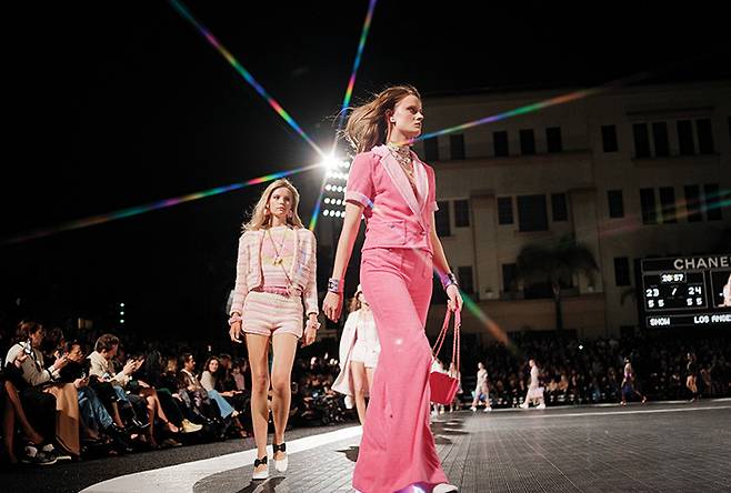 버지니 비아르가 애정하는 핑크 컬러의 디스코 룩을 입고 런웨이를 워킹하는 모델들.