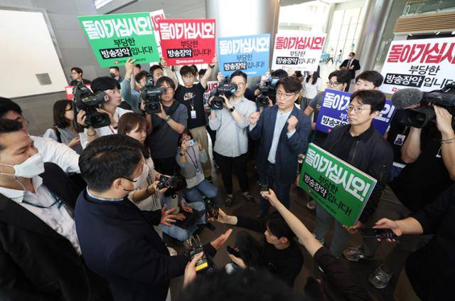 한동훈 법무부 장관 개인정보 유출 의혹과 관련해 경찰이 압수수색을 위해 30일 서울 마포구 MBC 사옥 진입을 시도하자 노조원들이 강하게 항의하고 있다. 연합뉴스