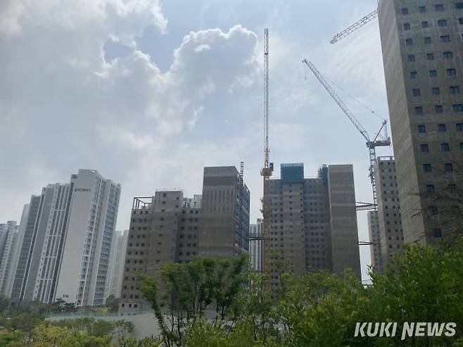 공사가 멈춘 인천 검단신도시 AA13-2블록 아파트(안단테). 옆에 호반 써밋 아파트가 보인다. 송금종 기자