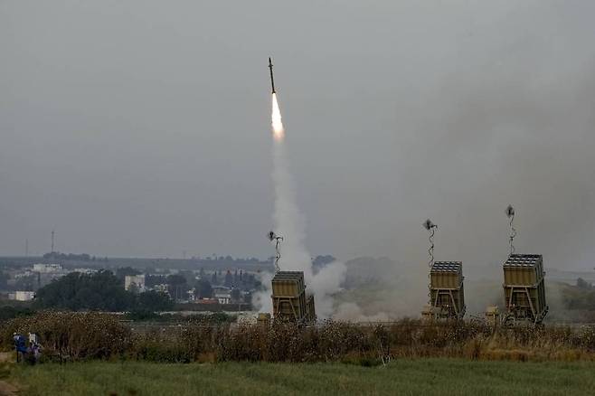 [스데로트=AP/뉴시스] 11일(현지시각) 이스라엘 스데로트 인근에서 아이언돔 대공방어 시스템이 가자지구에서 이스라엘로 발사된 로켓을 요격하기 위해 미사일을 발사하고 있다. /사진=뉴시스