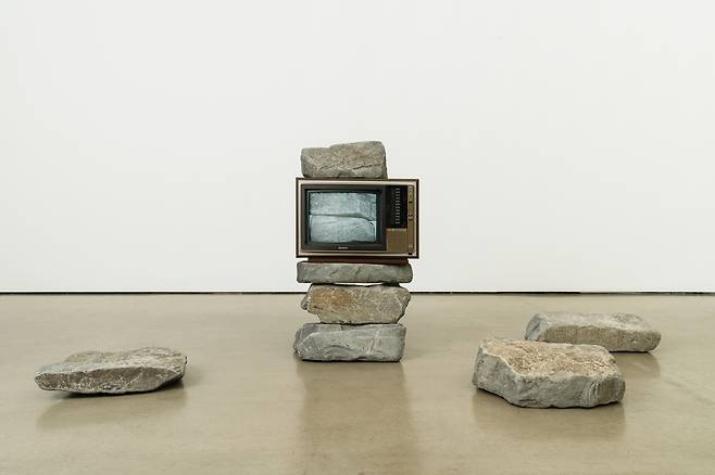 박현기,무제(TV 돌탑),1982,단채널 영상,컬러,무음,CRT 모니터,돌,가변크기,구겐하임 아부다비 소장