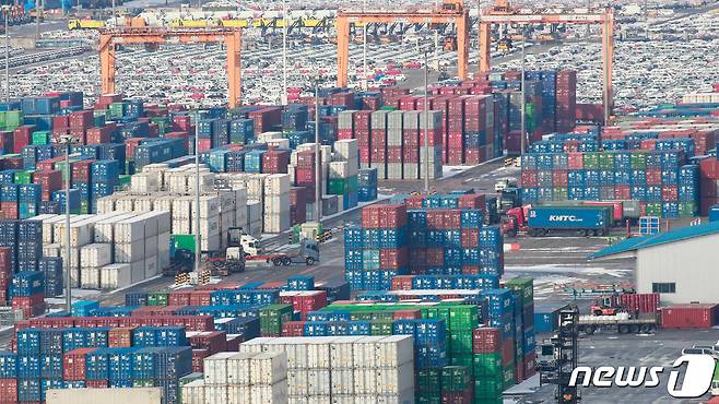 경기 평택항 수출 야적장에 컨테이너들이 쌓여있다. 2022.12.19/뉴스1 ⓒ News1 안은나 기자