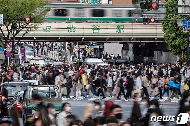 일본 도쿄 시부야역 인근 횡단보도에서 사람들이 바쁘게 길을 건너고 있다. 2023.04.05/ ⓒ AFP=뉴스1 ⓒ News1 권진영 기자