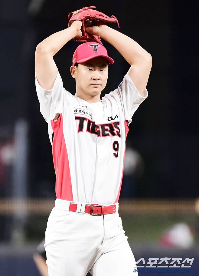 팔을 머리 뒤로 올려 크게 와인드업을 하는 곽도규.