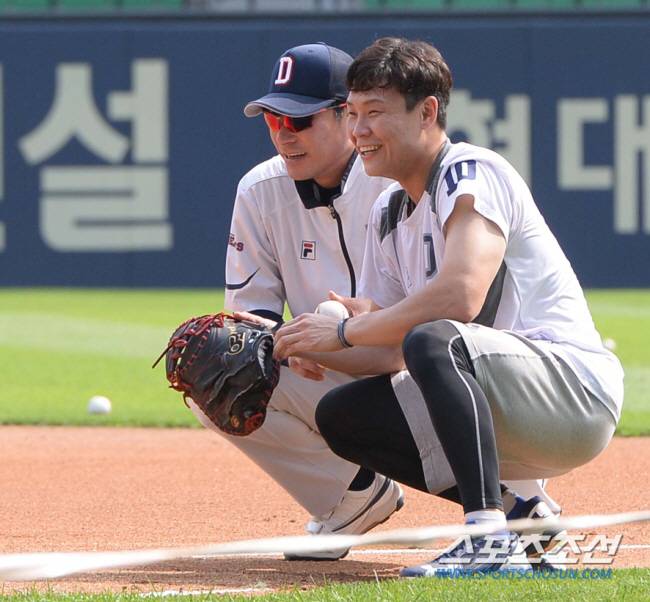 두산 시절 박세혁(오른쪽)과 강인권 당시 배터리코치. 2017.07.05. 스포츠조선DB