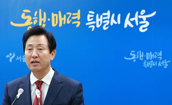 오세훈 서울시장이 지난달 31일 시청 브리핑실에서 위급 재난 문자 관련 입장을 밝히고 있다. /연합뉴스