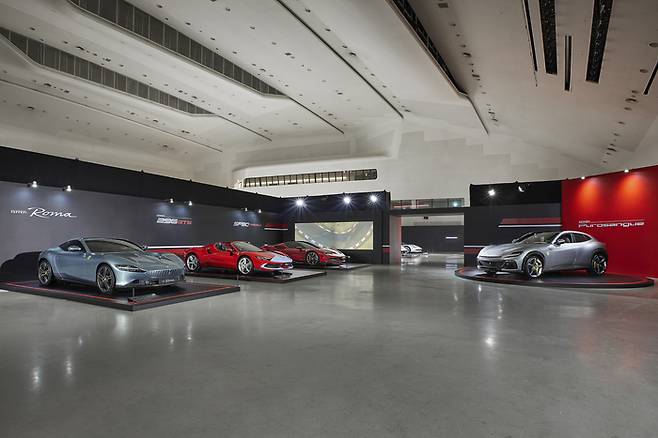 우니베르소 페라리 최신 라인업 존.