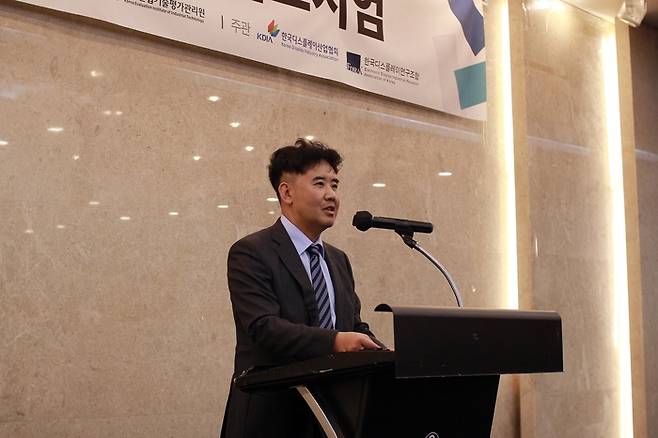 이동욱 한국디스플레이산업협회 부회장이 1일 서울 강남구 호텔삼정에서 열린 ‘SID 리뷰 심포지엄’에서 개회사했다. <사진 디스플레이산업협회 제공>