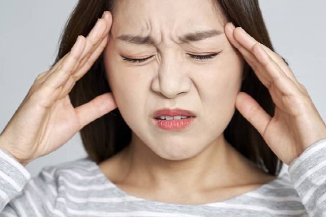 스트레스를 받을 때 ‘긴장성두통’이 나타나면 진통제를 먹거나 마사지, 충분한 휴식으로 증상을 완화할 수 있다./사진=게티이미지뱅크