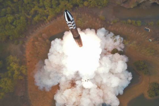 북한은 지난달 13일 김정은 국무위원장의 지도 하에 고체연료를 사용한 새로운 대륙간탄도미사일(ICBM) '화성포-18형(화성-18형)'을 발사했다고 14일 당 기관지 노동신문이 보도했다. 신문은 시험발사를 통해 "신형 대륙간탄도미사일이 보다 군사적 효용성이 큰 위력적인 전략적 공격수단으로 된다는 담보와 신뢰를 가질 수 있게 되었다"라고 밝혔다.뉴스1