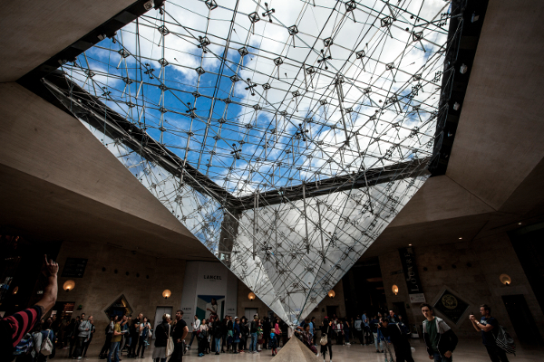 프랑스 파리 루브르박물관 지하에 역삼각형 방향으로 설치된 ‘유리 피라미드’. 루브르박물관 중정에 솟아있는 유리 피라미드와 음양의 조화를 이룬다. 을유문화사 제공