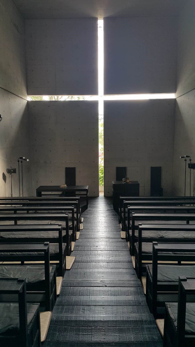 한국에서도 유명한 일본 건축가 안도 다다오의 교회 시리즈 중 마지막 작품인 ‘빛의 교회’(1989년, 일본 오사카). 교회 속 십자가는 지난 2000년간 공예품이었지만 이 건물은 벽에 구멍을 내 빛으로 십자가를 만들었다. 을유문화사 제공