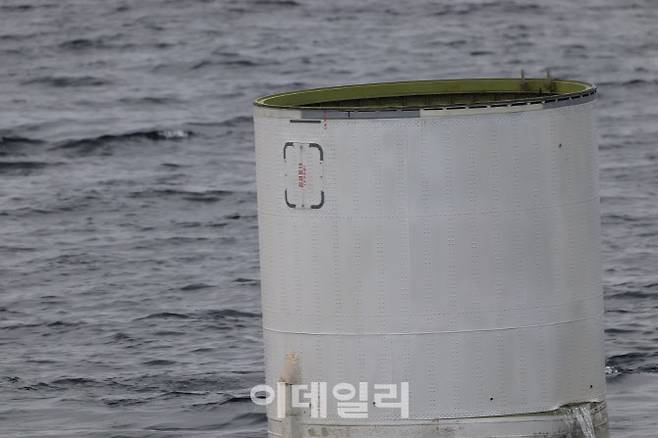군이 인양한 북한의 우주발사체 일부로 추정되는 물체다. 1단 로켓과 2단 로켓 사이 원통형 연결 부위로 보인다. (사진=합참)