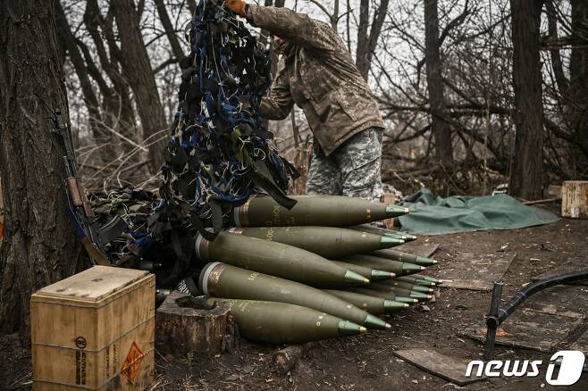 155mm 포탄 준비하는 우크라이나 군인 ⓒ AFP=뉴스1 ⓒ News1 이승아 기자