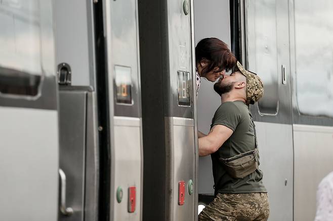 5월 28일 우크라이나 도네츠크주 크라마토르스크 기차역에서 한 부부가 작별의 키스를 하고 있다./EPA 연합뉴스