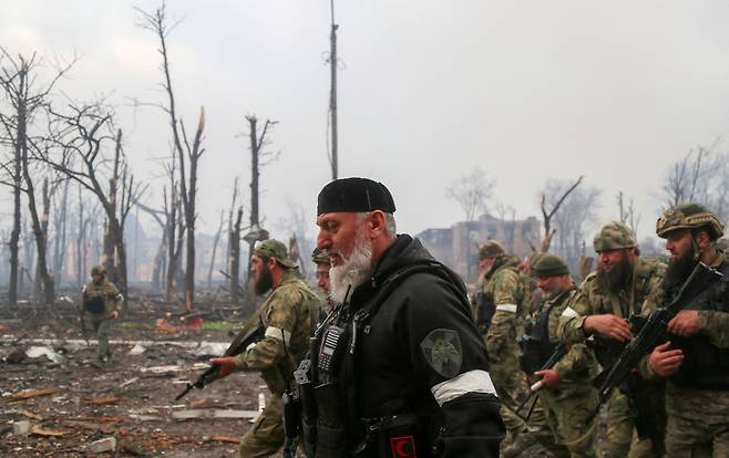 지난해 우크라이나 남부 요충지 마리우폴에서의 체첸군 병사들 모습. /로이터 뉴스1