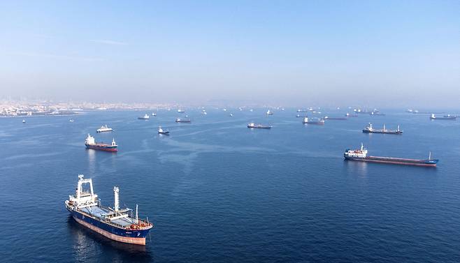 튀르키예의 이스탄불 예니카피 해안에서 선박들이 보스포루스 해협을 통과하기 위해 기다리는 모습. /로이터=연합뉴스