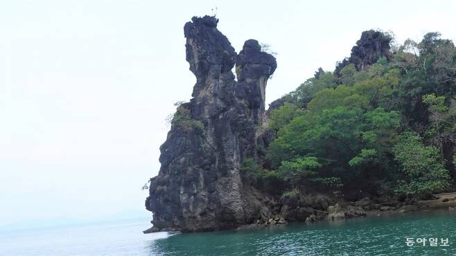 란따섬 삐말라이 촌으로 가는 여정 중에  만난 수탉 모양의 바위섬. ‘닭바위’로 불린다. 안영배 기자