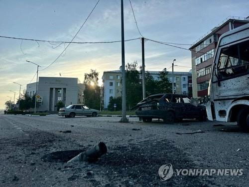 지난달 31일(현지시간) 우크라이나 접경 지역인 러시아 서부 벨고로드 거리에 포탄이 박혀있다.  벨고로드 로이터=연합뉴스