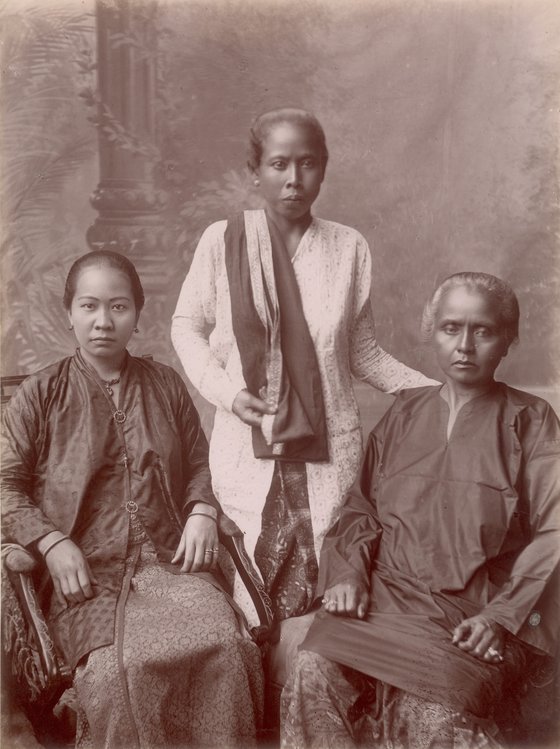 싱가포르의 중국인(왼쪽)-말레이인(가운데)-인도인 여성이 함께 찍은 1890년경의 사진. 싱가포르에서 7월 21일은 ‘종족 화합의 날’이다. [사진 위키피디아]