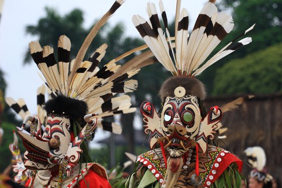 보르네오 원주민 중 하나인 다야크족의 탈춤. [사진 위키피디아]