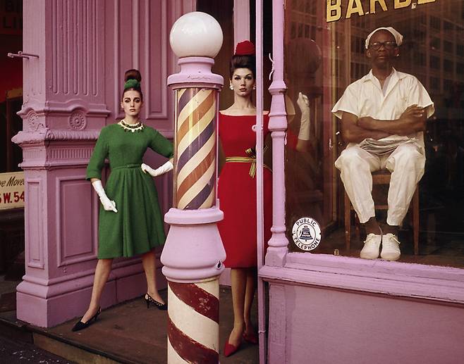 Antonia + Simone + Barbershop, New York for Vogue. 1962. (C)Estate of William Klein, 뮤지엄한미 제공