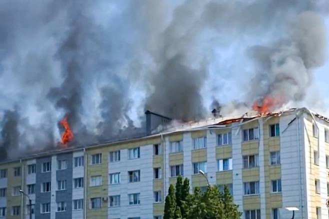 러시아 벨고로드주 셰베키노의 한 기숙사에 1일(현지시간) 폭탄이 떨어져 불길이 치솟고 있다. TASS연합뉴스